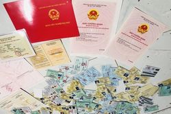 Đường dây làm giả giấy tờ cực lớn vừa bị triệt phá: Công nghệ tinh vi dùng máy soi hiển vi kiểm tra chất lượng