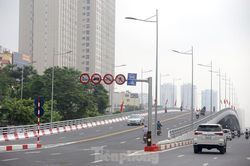 Cận cảnh cầu vượt 560 tỷ qua 'điểm đen' Nguyễn Văn Huyên - Hoàng Quốc Việt