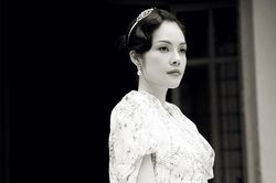 Dương Cẩm Lynh hóa thân thành Nam Phương hoàng hậu