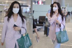 Chiếc túi tote được Địch Lệ Nhiệt Ba sủng ái, 'kè kè' bên mình ngày đêm