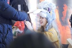 Khoảnh khắc ngọt ngào giữa fans hâm mộ và Idols khiến Netizens tan chảy