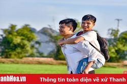 Đôi bạn 10 năm cõng nhau đến trường đạt điểm cao trong kỳ thi tốt nghiệp THPT