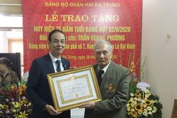 Trao Huy hiệu 75 năm tuổi Đảng cho đảng viên lão thành Trần Quang Phương