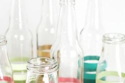 Mẹo vệ sinh bình hoa, chai lọ miệng nhỏ dễ như trở bàn tay