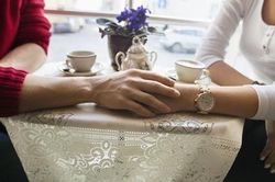 Cô gái cầu cứu bác sĩ vì mỗi lần đi xem mặt đều khiến các chàng trai 'chạy mất' vì nghe thấy giọng nói và nhìn vào vùng cổ của mình