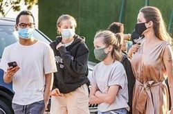 Angelina Jolie dành thời gian bên 6 người con
