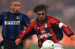 Ronaldinho và Ronaldo đều coi Maldini là đối thủ khó chịu nhất từng đối đầu