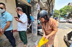 Bánh Trung thu Hà Nội: Chỗ ế ẩm, nơi 'tấp nập' xếp hàng dài chờ mua