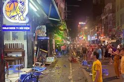 Ô tô công an phường tông nhiều xe máy ở phố Bùi Viện