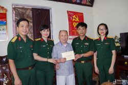 Bộ CHQS Nghệ An thăm, tặng quà lão thành cách mạng, cán bộ tiền khởi nghĩa