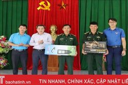 Trao thiết bị văn hóa - thể thao giúp CBCS Đồn Biên phòng Phú Gia nâng cao đời sống tinh thần
