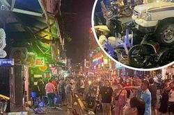 Ô tô bán tải gây tai nạn liên hoàn ở phố đi bộ Bùi Viện, nhiều phương tiện và bàn ghế vỡ nát