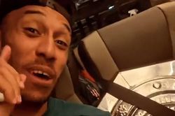 Aubameyang thắt dây an toàn cho đĩa bạc siêu cúp Anh