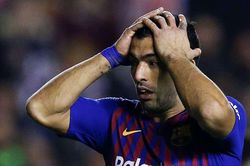 Tầm vóc huyền thoại không cứu được Luis Suarez
