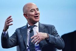 Cách Jeff Bezos ăn mừng khi phóng thành công tên lửa New Shepard