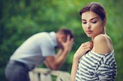 Bắt gặp vợ làm điều này, chồng ghê tởm rồi lại... thương