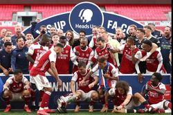 Đội trưởng Arsenal thắt dây đai an toàn cho chiếc Siêu cúp Anh