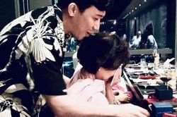 Mẹ Trấn Thành bật khóc khi nhận quà sinh nhật của Hari Won