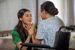 Mẹ chồng đuổi đi vào một đêm mưa bão khiến tôi căm hận vô cùng, song 2 năm sau gặp lại, tôi chỉ biết nghẹn ngào cảm ơn bà