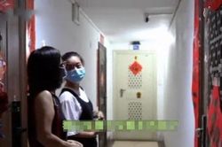 Thấy camera hàng xóm chiếu thẳng vào nhà, người phụ nữ liền đập vỡ vì sợ rước phải vận đen