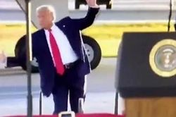 Ông Trump đi loạng choạng trong lúc vận động tranh cử