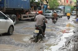 Kỳ lạ con đường tử thần Hà Nội, chục năm không thể sửa chữa