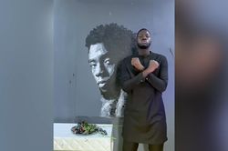 Nghệ sĩ thị giác dùng hoa hồng vẽ cố diễn viên 'Báo đen' Chadwick Boseman