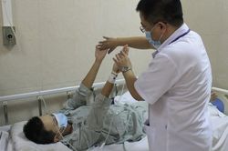 Ăn tiết canh liên hoan công ty, nam thanh niên nhập viện cấp cứu vì co giật, mất ý thức