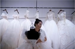Thủ phủ váy cưới Trung Quốc lao đao vì Covid-19