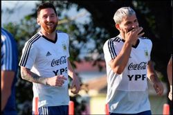 Mạng xã hội Twitch của Aguero chặn mọi từ khóa liên quan đến Messi