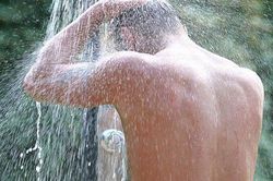 Quy định 'lạ đời' về chuyện tắm rửa của sinh viên gây 'bão mạng' ở Trung Quốc