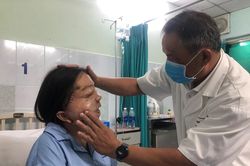 Cứu cô gái trẻ 22 năm mang 'khuôn mặt quỷ'