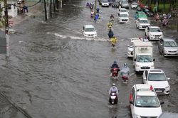 Cửa ngõ Sài Gòn ngập sâu, xe cộ chết máy hàng loạt trên đường
