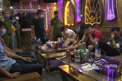 Thuê phòng hát karaoke 'thác loạn' ma túy trong mùa dịch