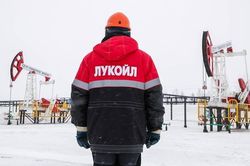 Lukoil bị ảnh hưởng nặng bởi đại dịch Covid-19 và giá dầu giảm