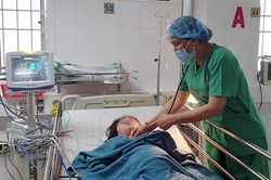 Hai mẹ con sản phụ trẻ ở miền Tây thoát cửa tử trong gang tấc