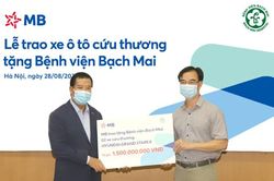 MB tặng 2 xe cứu thương cho Bệnh viện Bạch Mai