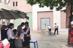 Vụ bé gái rơi từ tầng 12 xuống đất tử vong: Bố mẹ đau đớn gào khóc thảm thiết gọi tên con