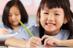 Bố mẹ có con vào lớp 1 cần biết: Cách chọn bút chì 'chuẩn chỉnh' cho bé lớp 1 luyện chữ