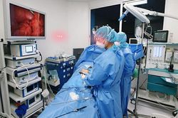 Lập phòng mổ lưu động để cứu bệnh nhân bị viêm ruột thừa đang cách ly
