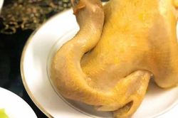 Trổ tài làm cỗ cúng Rằm tháng 7, con dâu khiến cả nhà chồng 'đứng hình' bởi luộc gà mà không biết mẹo này