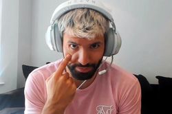 Aguero lắc lư theo nhạc khi được hỏi về Messi