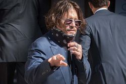 Johnny Depp xin hoãn phiên tòa kiện vợ cũ