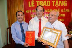 Trao tặng Huy hiệu 75 năm tuổi Đảng cho đảng viên cao tuổi