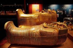 Bật nắp quan tài pharaoh nổi tiếng nhất Ai Cập, lộ bí mật khó tin