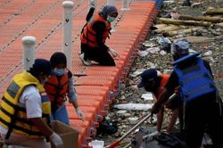 Covid-19: Indonesia đối mặt thảm họa kép, Mỹ cho thử nghiệm vắc-xin của Anh