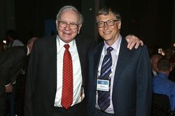 Tỷ phú Bill Gates tự tay làm bánh tặng sinh nhật Warren Buffett