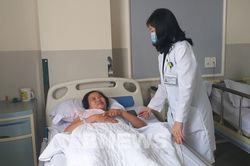 Cắt bỏ khối u to như 'quả mít' cho người phụ nữ 37 tuổi