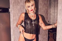 Miley Cyrus ăn mừng hậu VMAs với loạt ảnh 'thả rông' nóng bỏng, lại còn đăng kèm dòng trạng thái gọi tên BTS khó hiểu