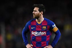 'Messi giờ đá bóng như đi dạo, nhìn quanh sân và chờ bóng đến chân mình'